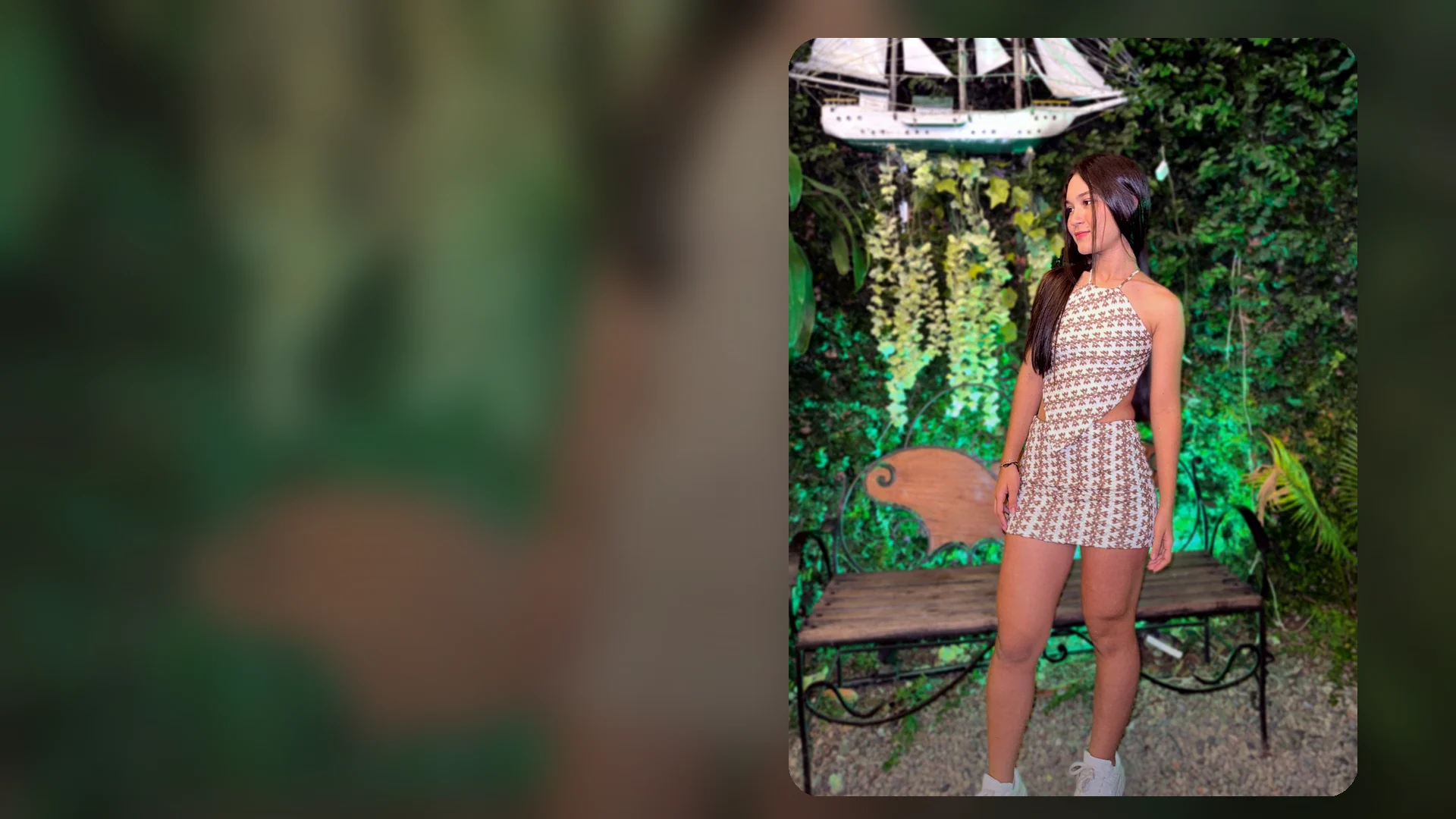 Modelo con prendas premium de fondo